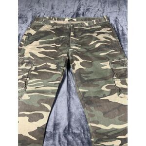 Wranglers men's green camo cargo pants size 38‎